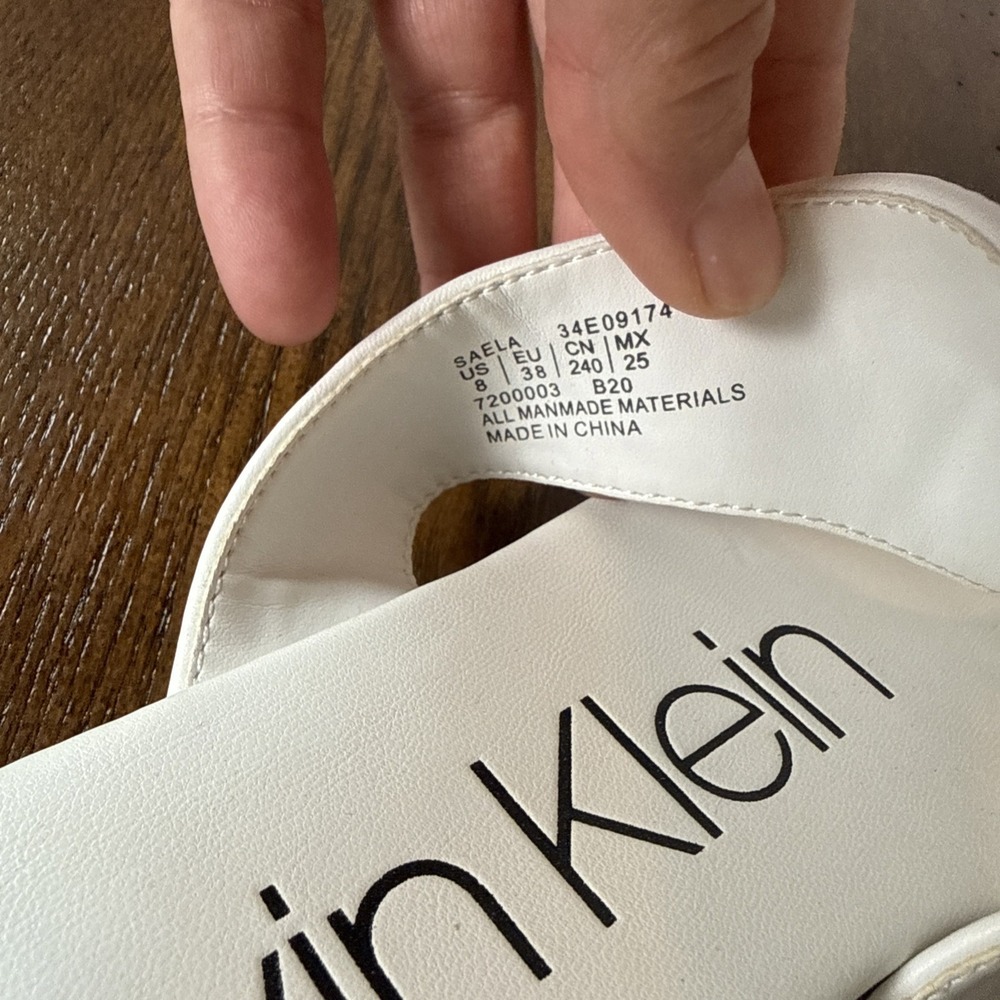 Calvin Klein Saela White Embossed Logo Thong Sandal Size 8 Minimalist Clean Girl - Picture 3 of 6